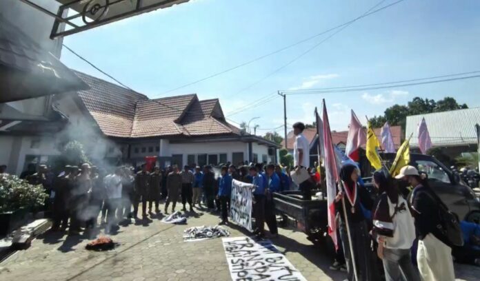 Sejumlah mahasiswa di Kutai Timur menggelar aksi damai menyoroti kebijakan pendidikan daerah saat peringatan Hardiknas. (Istimewa)
