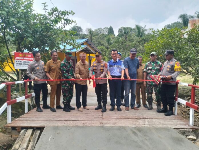 Kapolsek Sangasanga bersama unsur Muspika, PT ABN dan warga saat peresmian Jembatan Merah Putih Presisi di Gang Keluarga, RT 06 Kelurahan Jawa, Kecamatan Sangasanga. (Istimewa)