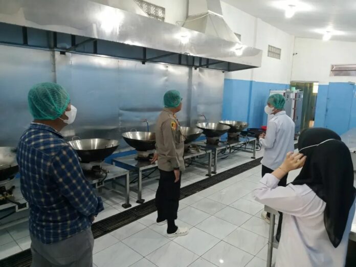 Polsek Loa Kulu lakukan peninjauan ke SPPG Rempanga dan Loa Kulu Kota. (Istimewa)