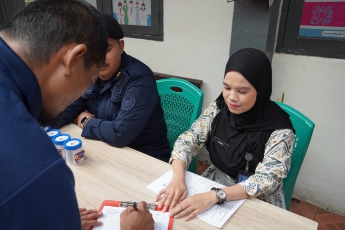 Petugas Lapas Kelas IIA Tenggarong bersama BNK Kukar dan Satresnarkoba Polres Kukar saat melaksanakan tes urine mendadak terhadap warga binaan dan petugas Lapas Tenggarong. (Humas Lapas Tenggarong)
