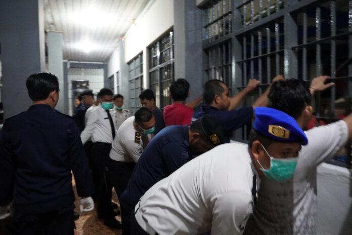 Lapas Kelas IIA Tenggarong saat melakukan razia di seluruh blok hunian warga binaan. (Istimewa)