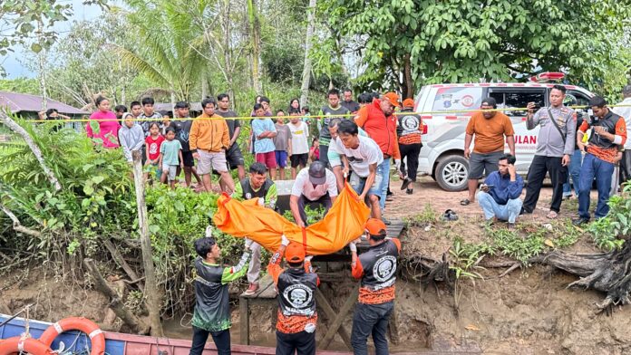 Evakuasi korban menggunakan perahu warga dari kawasan galangan kapal di Palaran. (Dok MKN)
