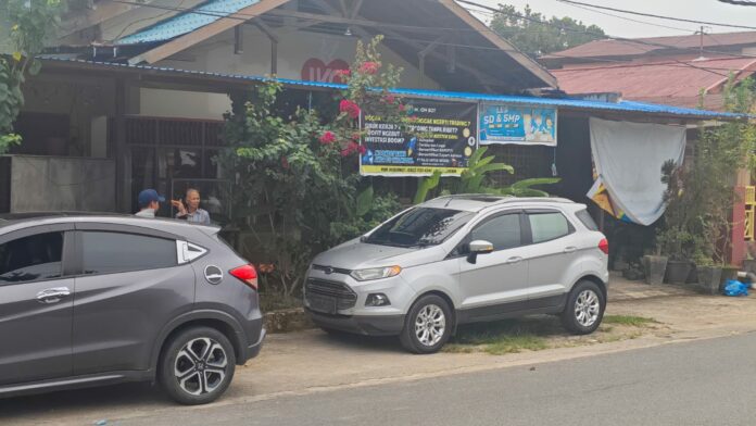 Mobil silver yang dikendarai pria paruh baya usai menabrak tiang listrik di kawasan Perumahan HOP, Bontang. (Dok MKN)