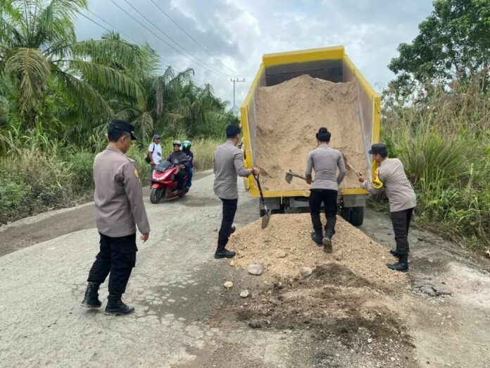 Polsek Kenohan lakukan penambalan jalan rusak jalur penghubung Kenohan dan Kota Bangun. (Istimewa)