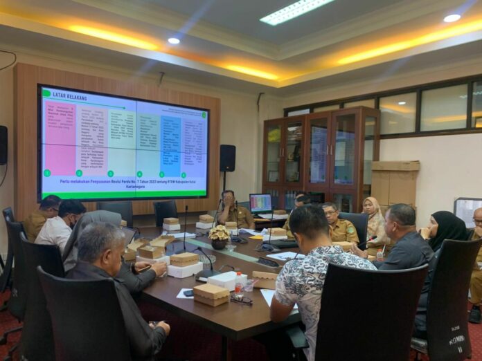 Suasana rapat finalisasi Pansus Raperda RTRW DPRD Kukar. (Dok MKN)