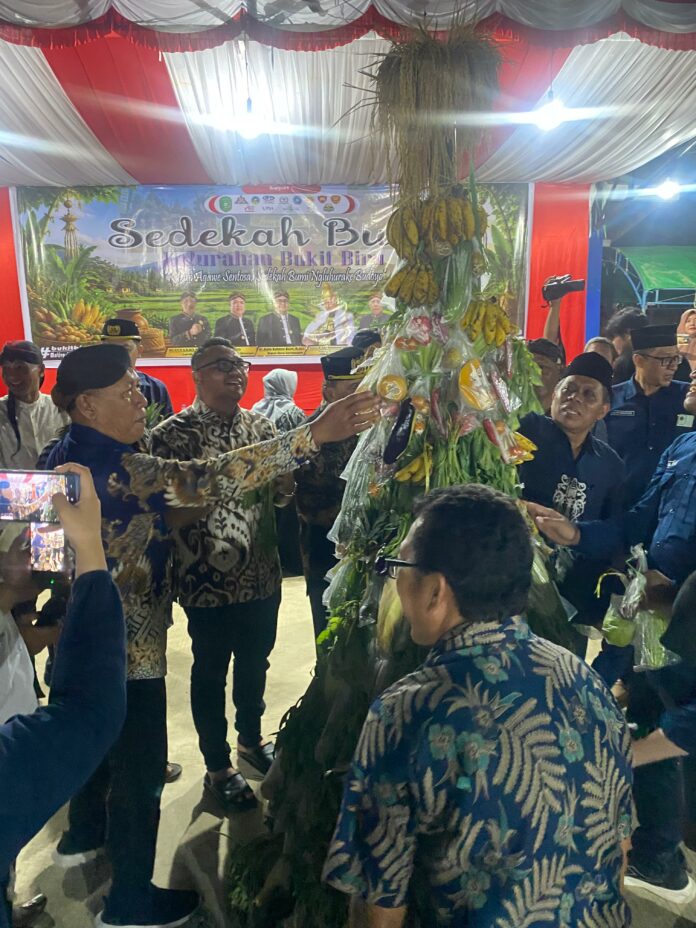 Momen Bupati Kukar, dr Aulia Rahman Basri, saat melihat hasil panen dalam Sedekah Bumi Bukit Biru. (Shavira Ramadhanita/RadarKukar)