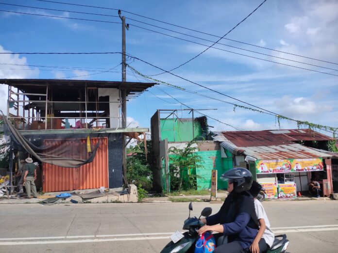 Penertiban bangunan liar di atas lahan Kelurahan Baru Tenggarong. (Shavira Ramadhanita/RadarKukar)