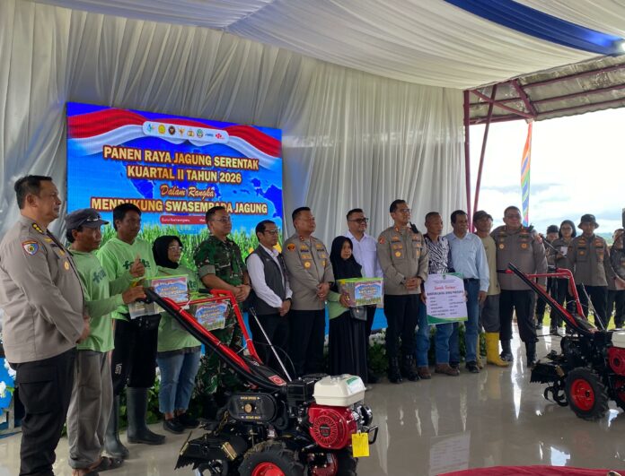 Kegiatan panen raya jagung serentak Kuartal II 2026 secara daring bertempat di Paradise PT Kitadin Embalut Tenggarong Seberang. (Shavira Ramadhanita/RadarKukar)