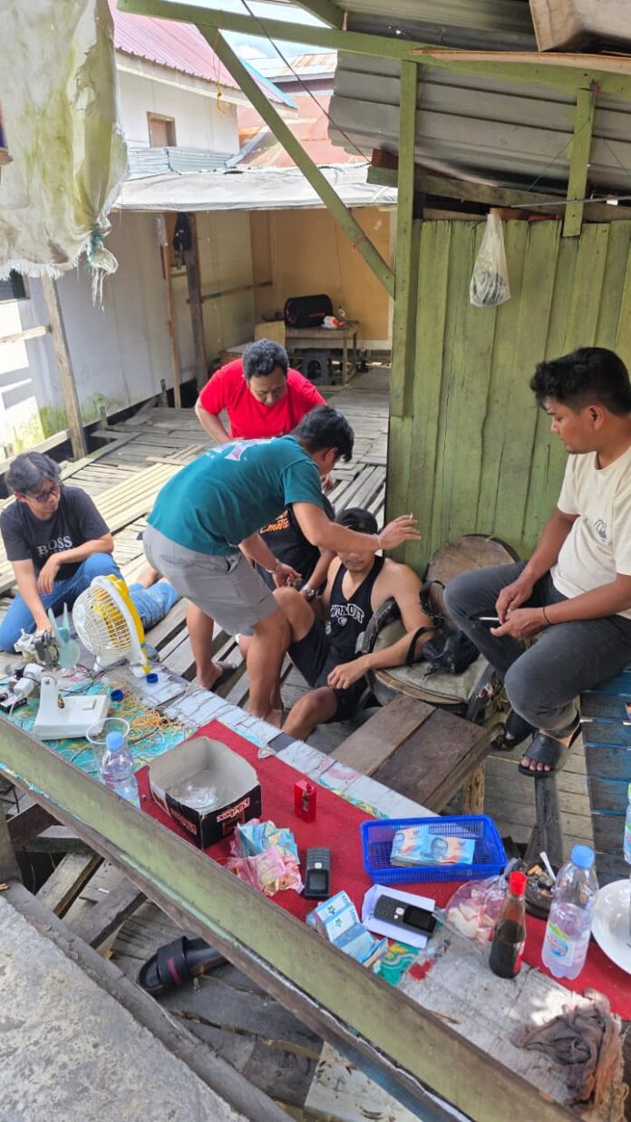 Ditresnarkoba Polda Kaltim saat melakukan penggerebekan di kawasan Gang Kedondong, Samarinda, yang dikenal sebagai salah satu zona merah peredaran narkoba. (Istimewa)