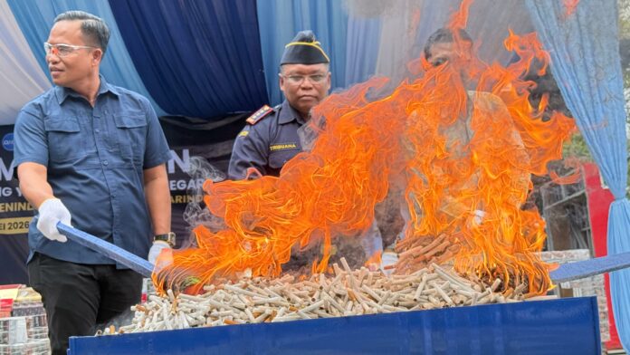 Barang bukti yang dimusnahkan berupa miras dan rokok ilegal. (Dok MKN)