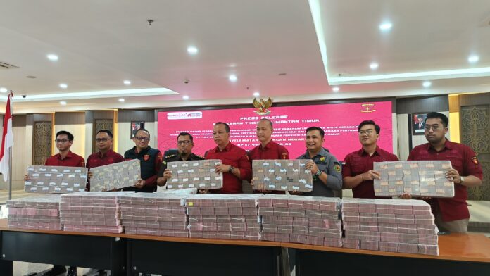 Aspidsus Kejati Kaltim, Gusti Hamdani saat konferensi pers penyitaan uang perkara dugaan korupsi PT IMB Grup. (Dok MKN)