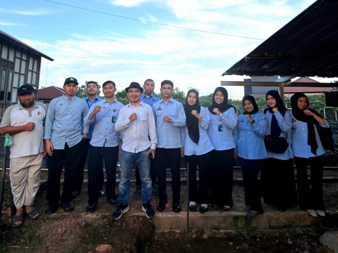 Rombongan Korwil dan SPPG Kutim saat melakukan kunjungan ke kawasan Pemuda Kutim Hebat Farming untuk melihat langsung potensi pertanian sayuran. (Istimewa)