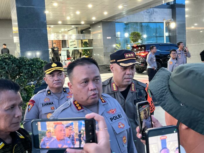 Kapolresta Samarinda Kombes Pol Hendri Umar saat diwawancarai setelah massa aksi bubar. (Dok MKN)