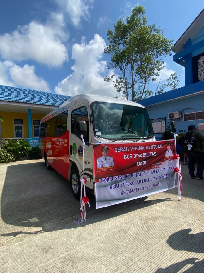 1 unit armada bus sekolah untuk siswa SLBN Tenggarong. (Shavira Ramadhanita/RadarKukar)