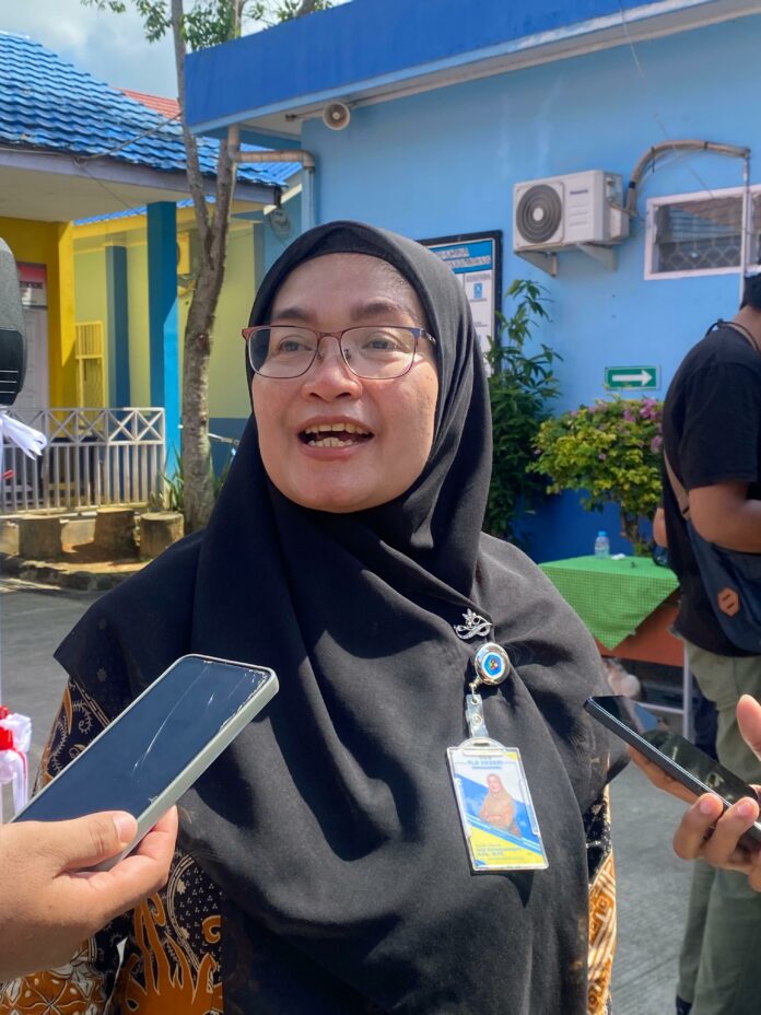 Kepala Sekolah SLBN Tenggarong, Erni Sulistyaningsih. (Shavira Ramadhanita/RadarKukar)