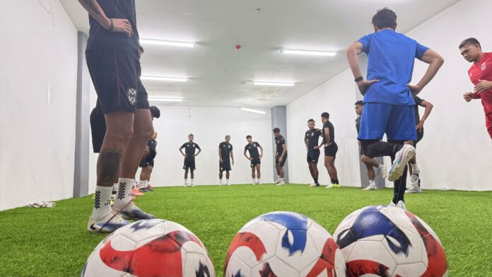 Pemain Malut United menjalani official training di Stadion Segiri Samarinda jelang laga menghadapi Borneo FC Samarinda. (Dok MKN)