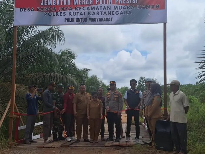 Polsek Muara Kaman resmikan Jembatan Merah Putih penghubung dua desa. (Istimewa)