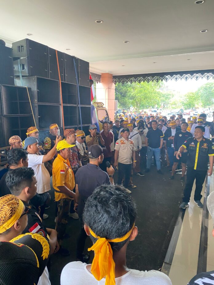 Seruan Aksi Aliansi 3 Ormas ke Kantor DPRD Kukar. (Shavira Ramadhanita/RadarKukar)