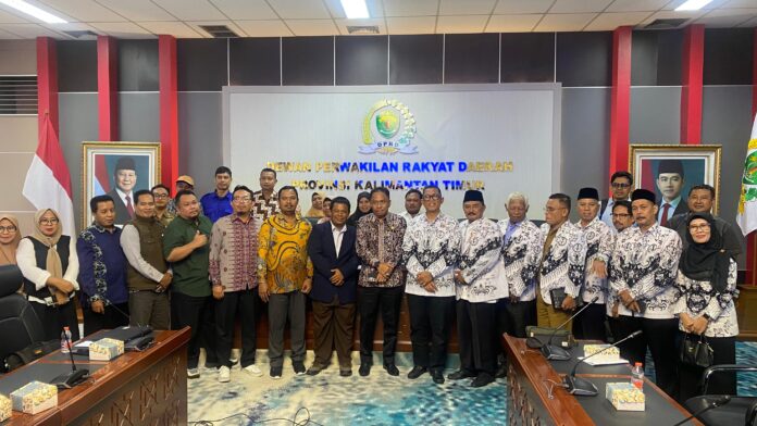 IPN Kaltim foto bersama usai RDP gabungan Komisi I dan Komisi IV DPRD Kaltim di Gedung E DPRD Kaltim, Samarinda. (Istimewa)