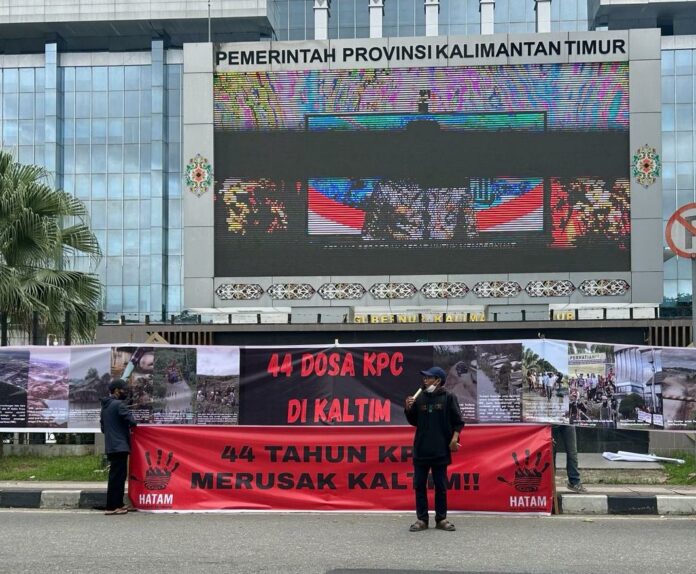 Aksi JATAM Kaltim di depan Kantor Gubernur Kaltim, Jalan Gajah Mada, Samarinda, dalam peringatan Hari Anti Tambang 2026. (Dok MKN)