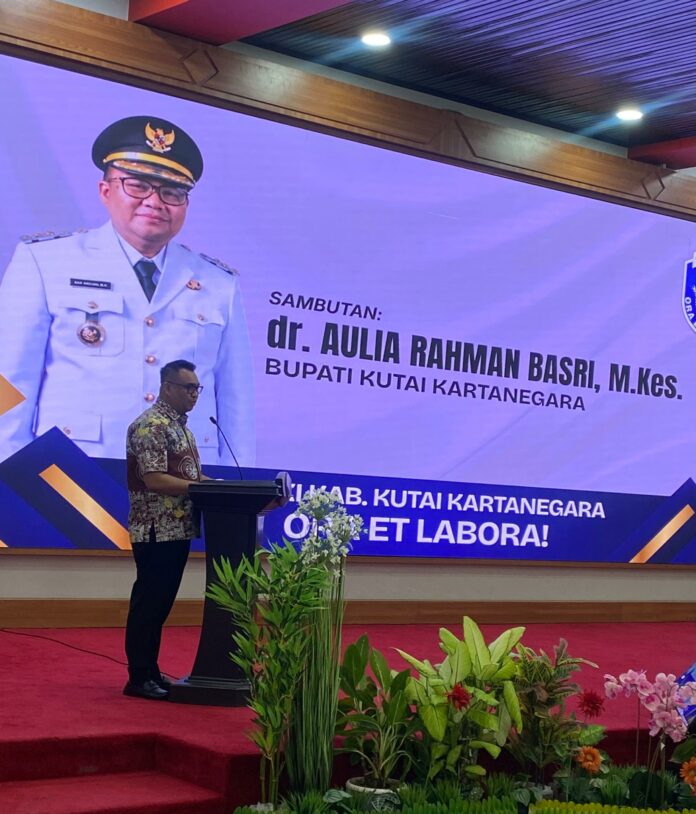 Sambutan Bupati Kukar, dr Aulia Rahman Basri, dalam kegiatan seminar pemuda GAMKI. (Shavira Ramadhanita/RadarKukar)