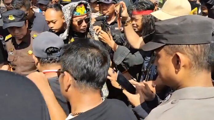 Aksi massa APMK di Kejati Kaltim. (Istimewa)
