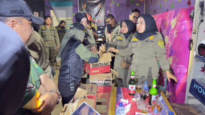 Petugas Satpol PP Samarinda saat menggelar razia Operasi Cipta Kondisi dan mengamankan barang bukti dari warung serta tempat hiburan malam di Samarinda. (Istimewa)