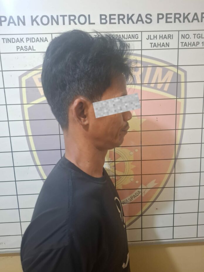 Pria berinisial AT (43) saat diamankan jajaran Polsek Balikpapan Timur terkait kasus dugaan penyalahgunaan narkotika jenis sabu. (Istimewa)