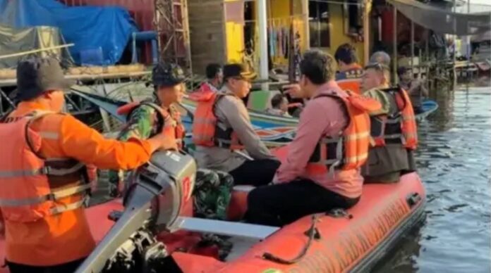 Direktur Penanganan Darurat Wilayah II BNPB, Brigjen TNI Djohan bersama Bupati Kubar, Frederick Edwin dan unsur Forkopimda meninjau banjir di Kampung Muara Beloan. (Istimewa)