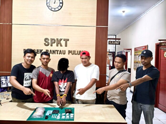AW (39) saat diamankan di Polsek Rantau Pulung untuk menjalani proses hukum lebih lanjut. (Istimewa)