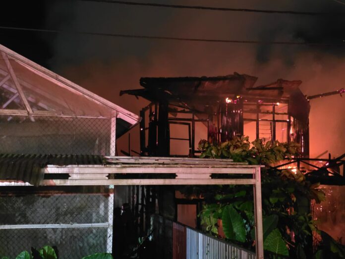 Kobaran api menghanguskan rumah dua lantai di Jalan APT Pranoto, Sangatta Utara. (Dok MKN)