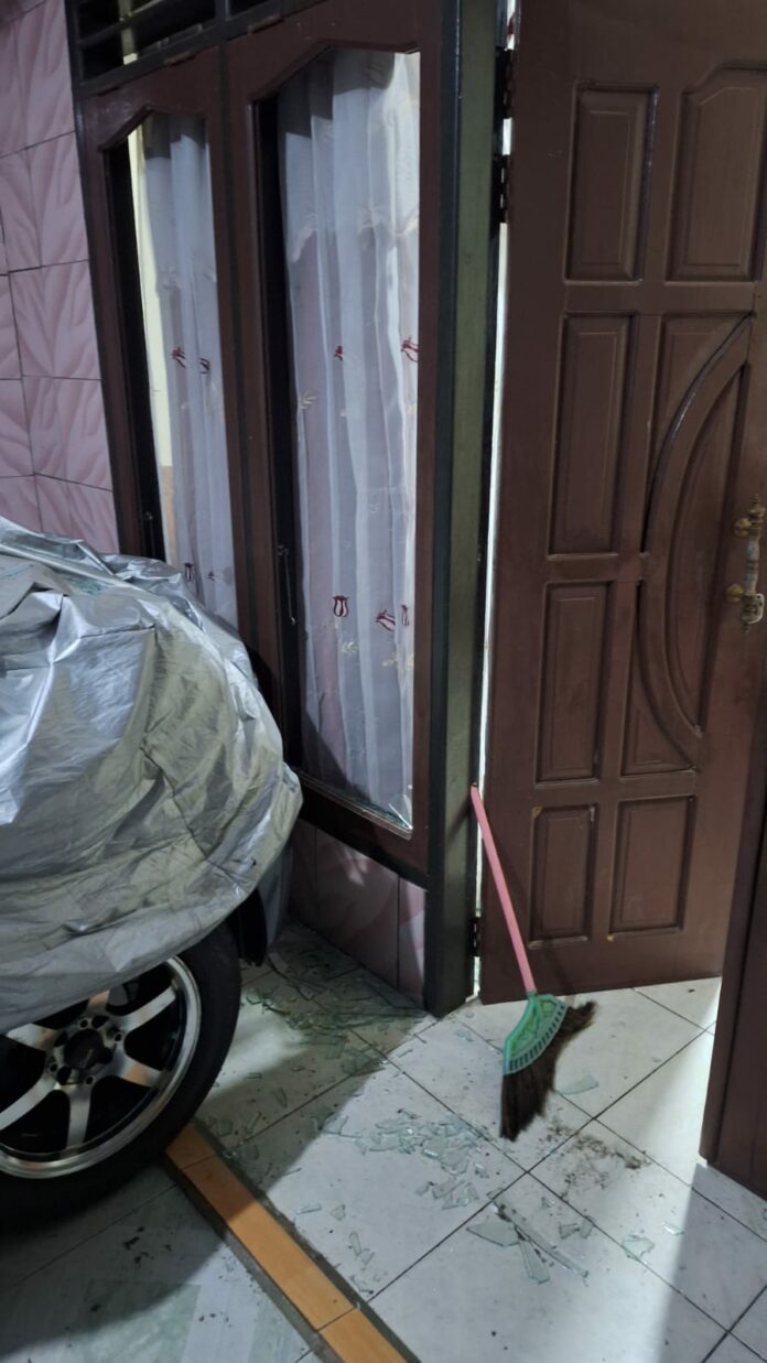 Lokasi lahan tempat ledakan elpiji berasal serta kaca rumah warga yang pecah akibat ledakan di RT 41 Kelurahan Belimbing. (Istimewa)