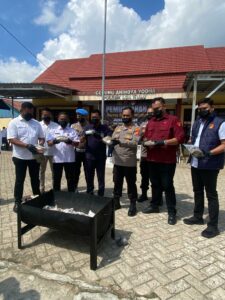 Pemusnahan barang bukti ganja di Halaman Mapolsek Loa Kulu. (Shavira Ramadhanita/RadarKukar)