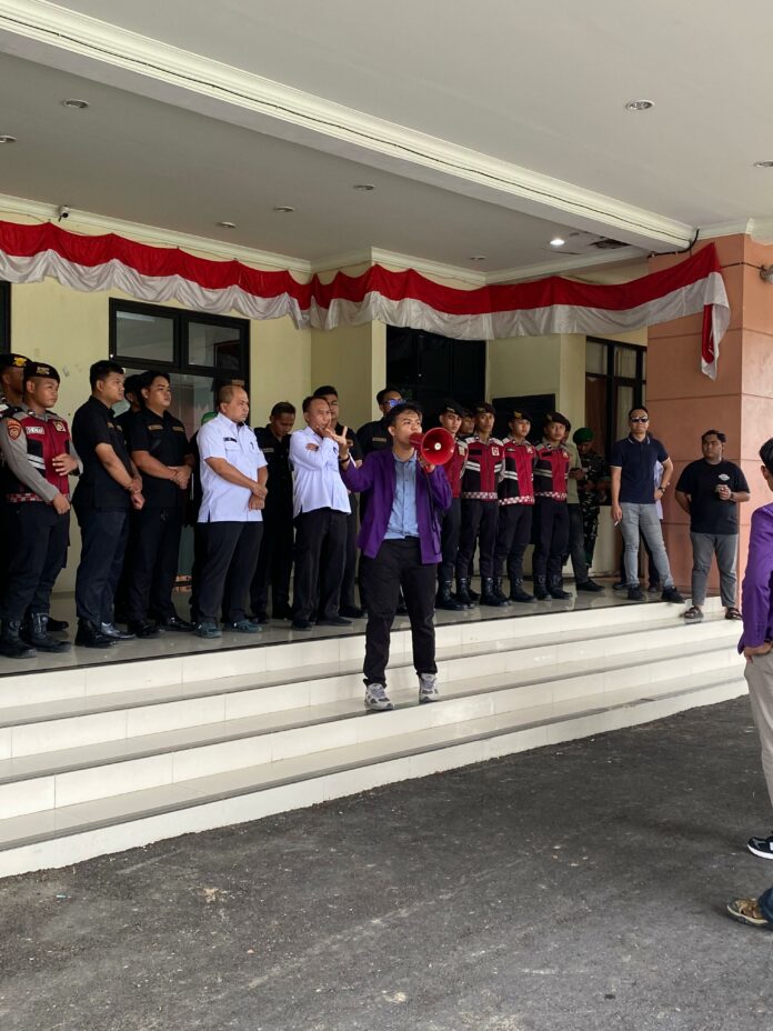 Seruan aksi mahasiswa Unikarta di halaman Kantor DPRD Kukar. (Shavira Ramadhanita/RadarKukar)