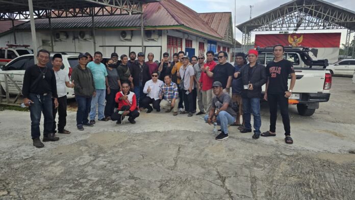 Kelompok Tani Putra beserta kuasa hukum yang mendatangi kepala Desa Bukit Pariaman. (Sumber : Kuasa Hukum, Elia Hendra Wijaya)