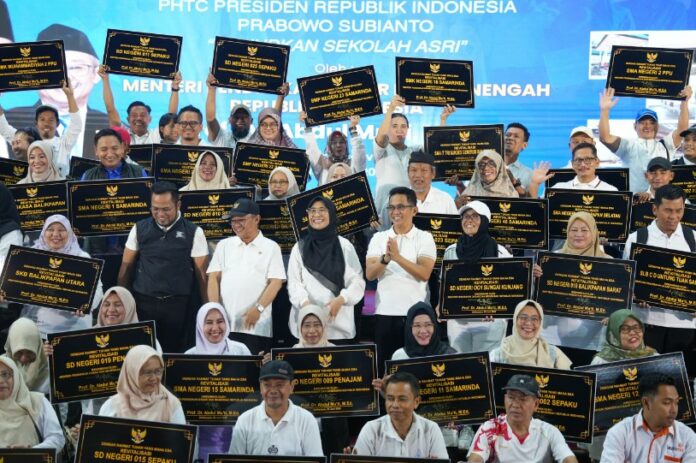 Penyerahan bantuan revitalisasi sekolah di Balikpapan. (Istimewa)
