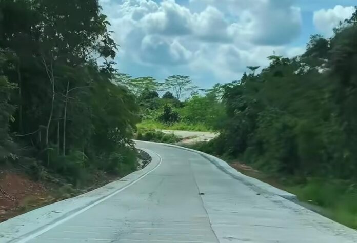 Salah satu ruas jalan cor di jalur alternatif Tenggarong Seberang-Simpang Muara Badak yang kini mulai banyak dilalui warga. Peta perjalanan saya dari Tenggarong Seberang hingga masuk jalur Batu Besaung menuju Simpang Muara Badak. (Istimewa)
