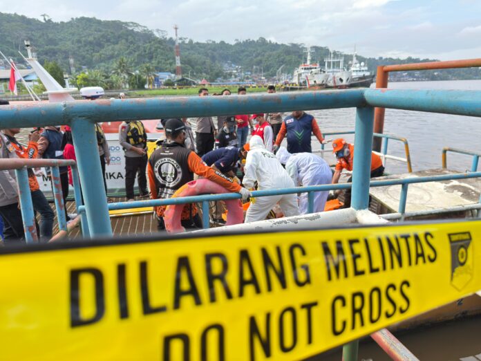 Evakuasi jasad pria berkaos hitam di kawasan Pelabuhan Samarinda. (Dok MKN)